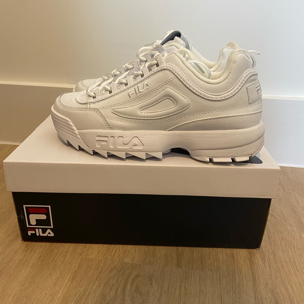 LIKE NEW FILA SNEAKER